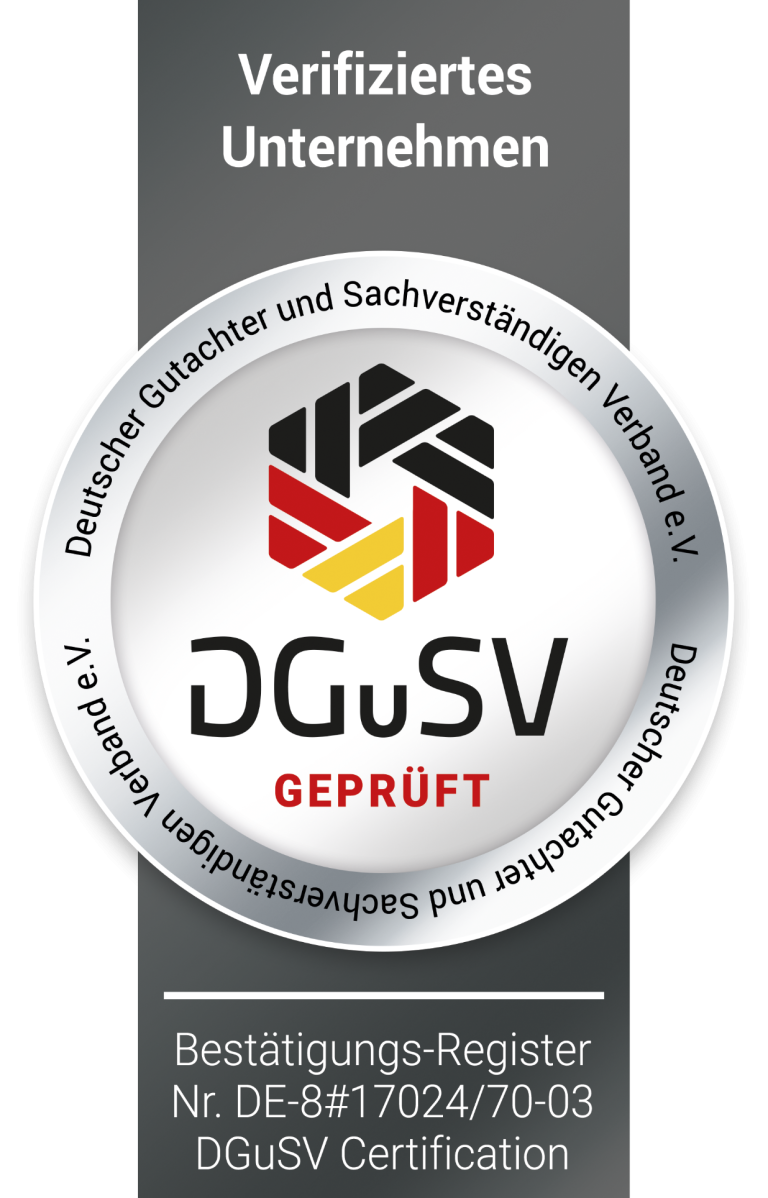 DGuSV verifiziertes Unternehmen für die Bewertung bebauter und unbebauter Grundstücke Siegel eines zertifizierten Unternehmens mit dem DGuvS-Logo und Prüfnummer.